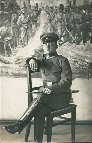  Soldatenportrai auf Stuhl mit Schwert vor Heldenwand 1918 Privatfoto