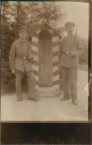 Foto  2 Wachen vor Wachhütte Grenze 1915 Privatfoto