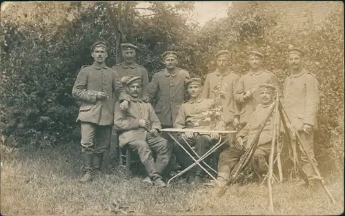 Ansichtskarte  Soldaten, im Felde am Tisch, Gewehre Militaria WK1 1915 