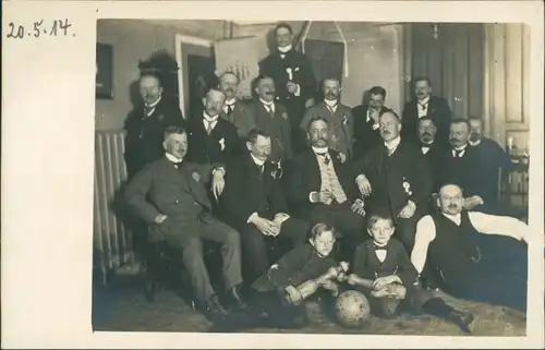 Foto  Herren und Kinder, Kegelverein - Gruppenbild 1914 Privatfoto 