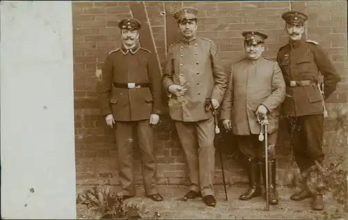  Soldaten Gruppenbild, diverse Regimenter Militaria 1917 Privatfoto 