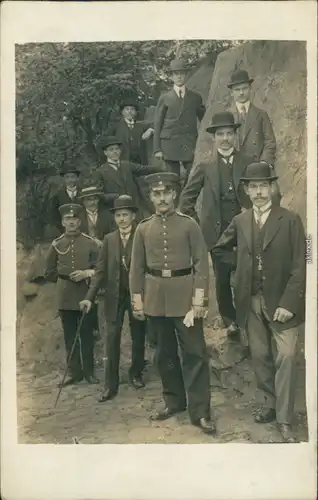 Ansichtskarte  Soldaten (höhere Ränge) am Felsen - 1.WK 1915 