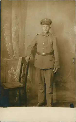 Ansichtskarte  Atelierfoto: Soldat, Stuhl, Militaria 1916 Privatfoto 
