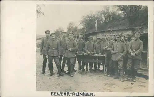 Soldaten   Gewehrreinigen Inf. Regt. 130 II Batl 8. Kompanie 1917 Privatfoto
