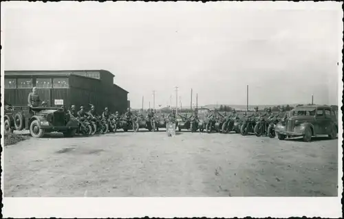 Ansichtskarte  Motorrad - Abt. Soldaten auf Straße, Privatfoto AK 1941 