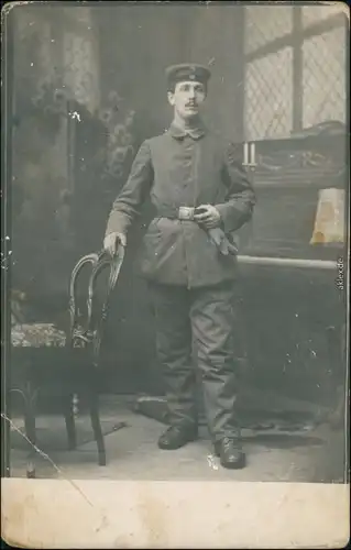 Ansichtskarte  Soldat vor Klavier: Atelierfoto 1915 Privatfoto 