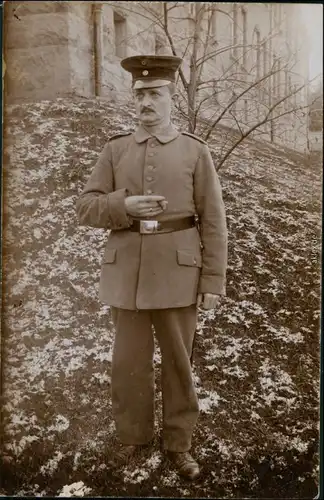 Ansichtskarte  Soldat auf Hügel vor Kaserne - WK1 Militaria 1916 