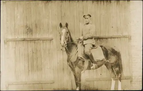 Foto  Soldat auf Pferd vor Stallung - Privatfoto AK 1916 Privatfoto 