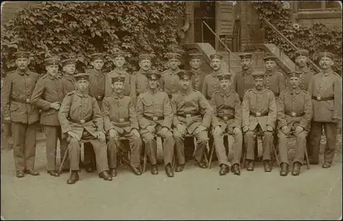 Ansichtskarte  vor Haus - Soldaten - Gruppenbild, 1.WK 1915 