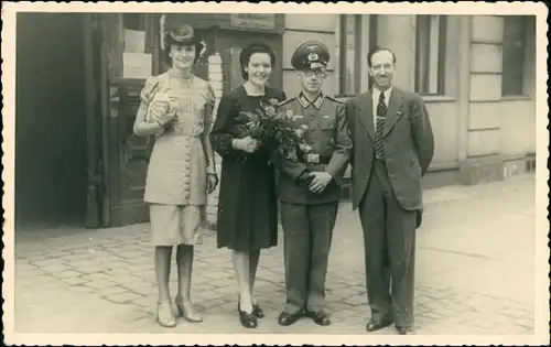 Ansichtskarte  Wehrmachtssoldat, und Frauen 1941 