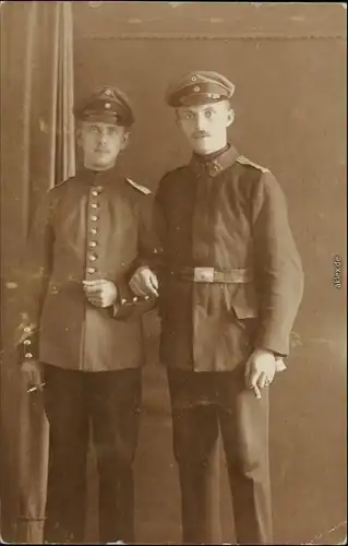 Ansichtskarte  Soldaten mit Zigaretten - Atelierfoto 1916 Privatfoto 