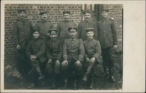 Foto  Soldaten, Gruppenbild vor Ziegelhaus -WK1 1915 Privatfoto 