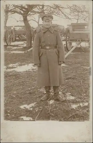 Foto  Soldat vor Geschütz, Militaria WK1 1914 Privatfoto 
