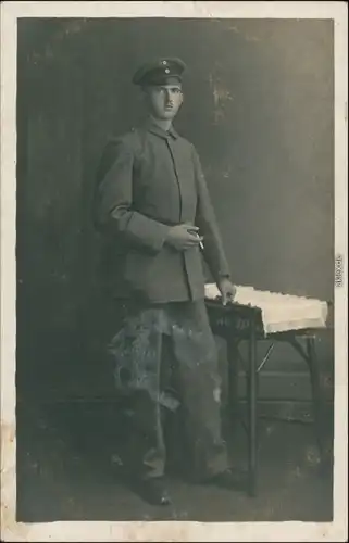 Foto  Atelierfoto, Soldat Zigarette am Tisch WK1 1916 Privatfoto 