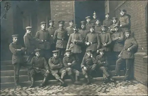 Foto  Soldaten auf Treppe, Ziegelstein Haus 1.WK 1916 Privatfoto 