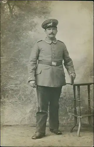 Foto  Soldat vor Waldkulisse, Atelierfoto WK1 1916 Privatfoto 