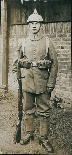 Ansichtskarte  Soldat, Pickelhaube - Gewehr 1916 Privatfoto 