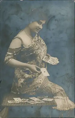 Foto  Erotische Frau beim Kartenspiel Kartentisch 1911 Privatfotokarte