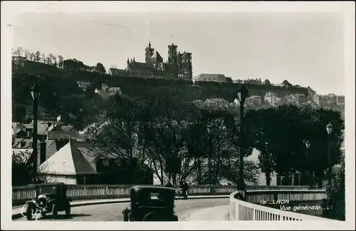 CPA Laon Blick zur Kathedrale - Automobile im Vordergrund 1941