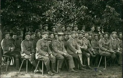 Ansichtskarte Lockstedter Lager Soldaten auf Stühlen im Lager 1915 