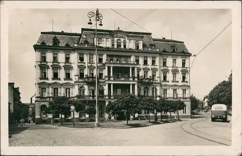 Teplitz-Schönau Teplice Hotel mit Straßenbahnoberleitungen im Vordergrund 1955