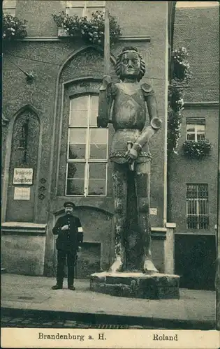 Ansichtskarte Brandenburg an der Havel Polizist vor dem Roland 1916 