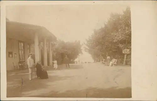 Foto Berlin enschen vor Heim 1916 Privatfoto
