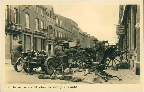 Ansichtskarte  Wehrmacht: Barikate in der Stadt, leichtes MG, Fahrzeuge 1941