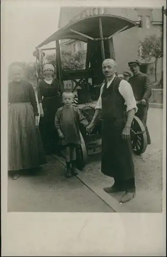 Foto  Männer und Frauen vor Auto Oldtimer 1917 Privatfoto 