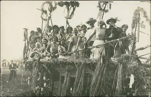 Foto  Bauern auf Festwagen - Erntedankfest 1912 Privatfoto 
