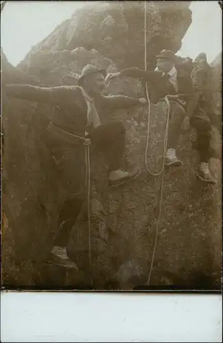 Foto  Bergsteiger am Felsen - Privatfoto AK 1918 Privatfoto 