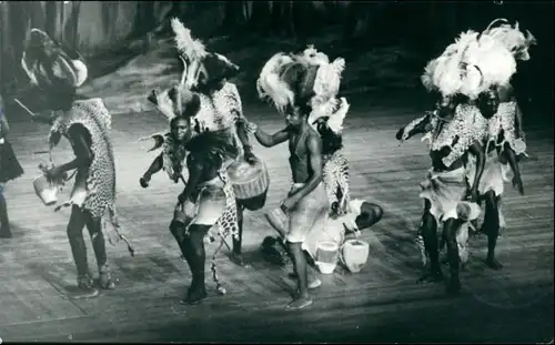 Ansichtskarte  Afrikanische Tanzvorführung mit Trommeln und Fellen 1968 