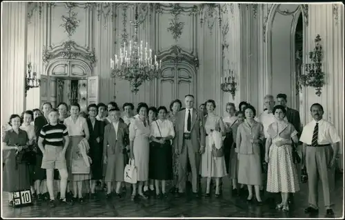 Ansichtskarte Hietzing-Wien Gruppenbild im Schloss Schönbrunn 1932 