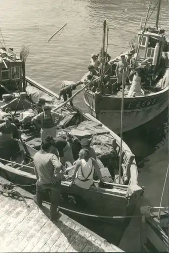 Foto  Fischer auf ihren Booten beim anlegen 1965 Privatfoto 