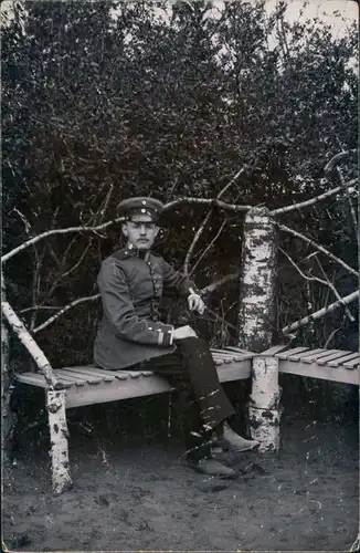 Ansichtskarte  Soldatenportraits - auf der Bank 1910