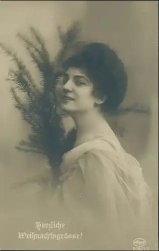 Ansichtskarte  Junge Frau vor Tannenzweig - Weihnachten 1911 