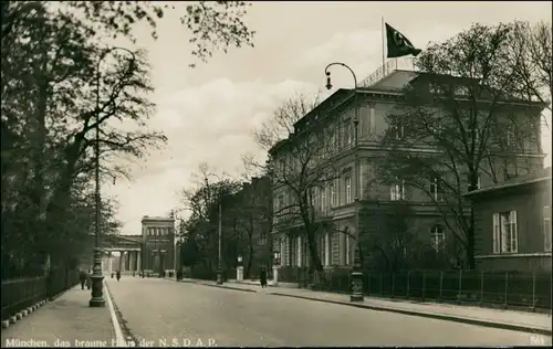 Ansichtskarte München das braune Haus der NSDAP mit Flagge 1933