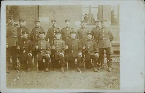 Foto  Soldaten mit Gewehren vor einem Haus 1.WK 1916 Privatfoto 