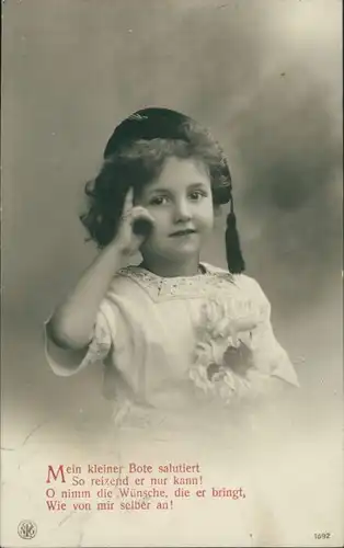 Ansichtskarte  kleines Kind als Grußbote salutiert. 1915