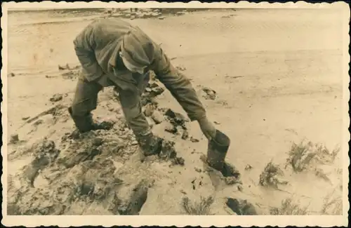 Militär/Propaganda - Soldat holt Stiefel aus Strandmorast 2. WK 1940