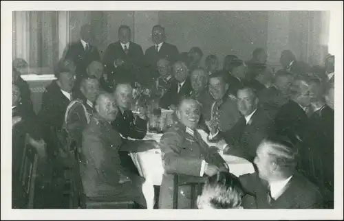 Ansichtskarte  Soldaten bei einer Feier, Bier trinken 1940 