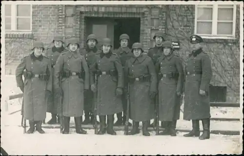 Soldatengruppe Gruppenbild im Schnee Propaganda 2. Weltkrieg 1944 Privatfoto