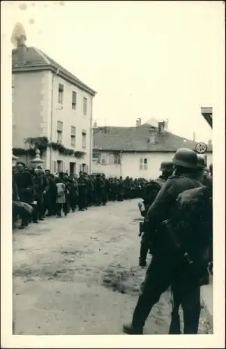 Militaria Soldaten und Menschen im Ort stehen schlange 2.WK 1944 Privatfoto