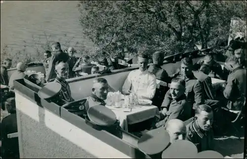 Deutschland Offiziere beim Kaffeetrinken auf Terrasse 1940 Privatfoto 