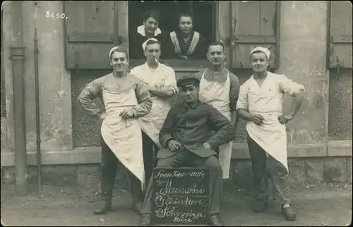 Foto  Soldat vor Resurant Köche 1918 Privatfoto 