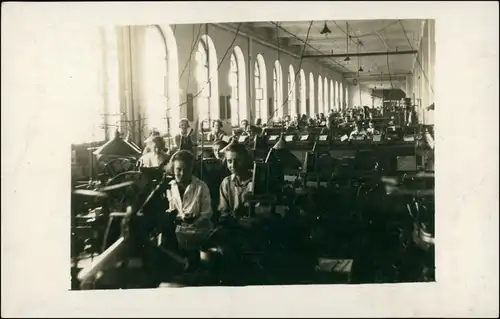 Soziales Leben Arbeiter - Frauen in der Fabrikhalle 1922 Privatfoto