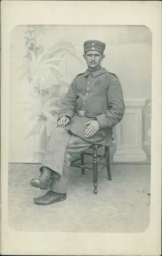 Foto  Atelierfoto: Soldat auf Stuhl Militaria WK1 1917 Privatfoto