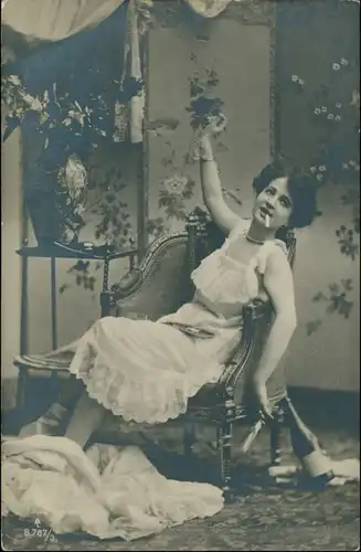 Frau mit Zigarette im Sessel Menschen / Soziales Leben Erotik 1911 Privatfoto