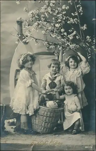 Ansichtskarte  Fotomontage: Kinder vor Oster-Ei-Haus 1910