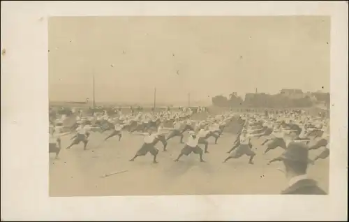 Foto  Sportler: Turnen - Gruppenübungen am Strand 1914 Privatfoto